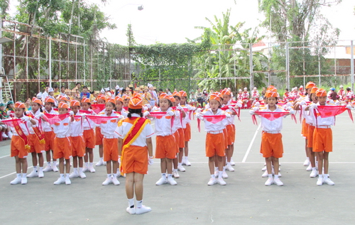 Các em Đội viên Đội Nghi thức đang thực hành phần thi tháo, thắt khăn quàng đỏ