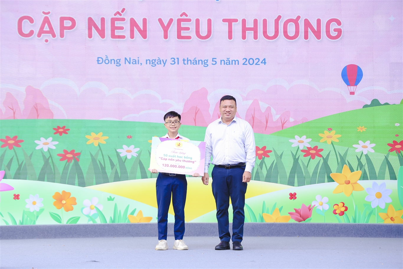 Hội doanh nhân trẻ trao 50 suất học bổng "Cặp nến yêu thương"