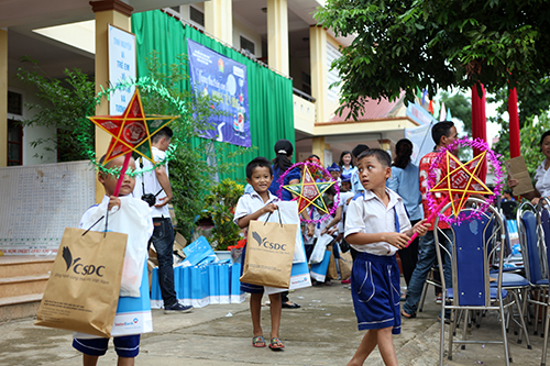 Các em học sinh Trường Tiểu học Nghĩa Lâm, Nghĩa Đàn, Nghệ An hân hoan trên tay món quà trung thu ý nghĩa của hành trình
