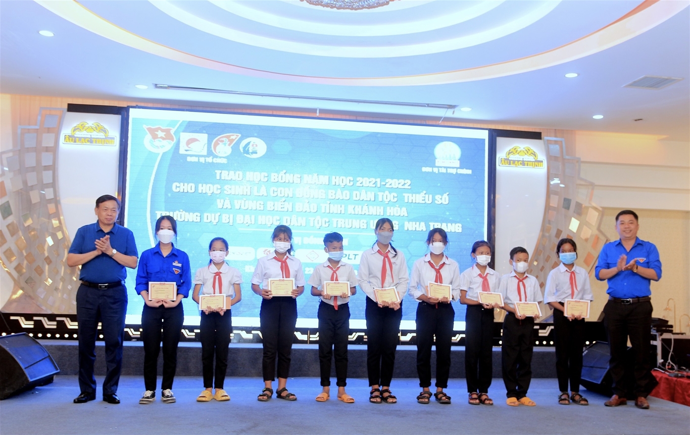 Đại diện Quỹ và Thường trực Tỉnh đoàn trao học bổng Vừ A Dính cho các em học sinh dân tộc thiểu số có hoàn cảnh gia đình khó khăn