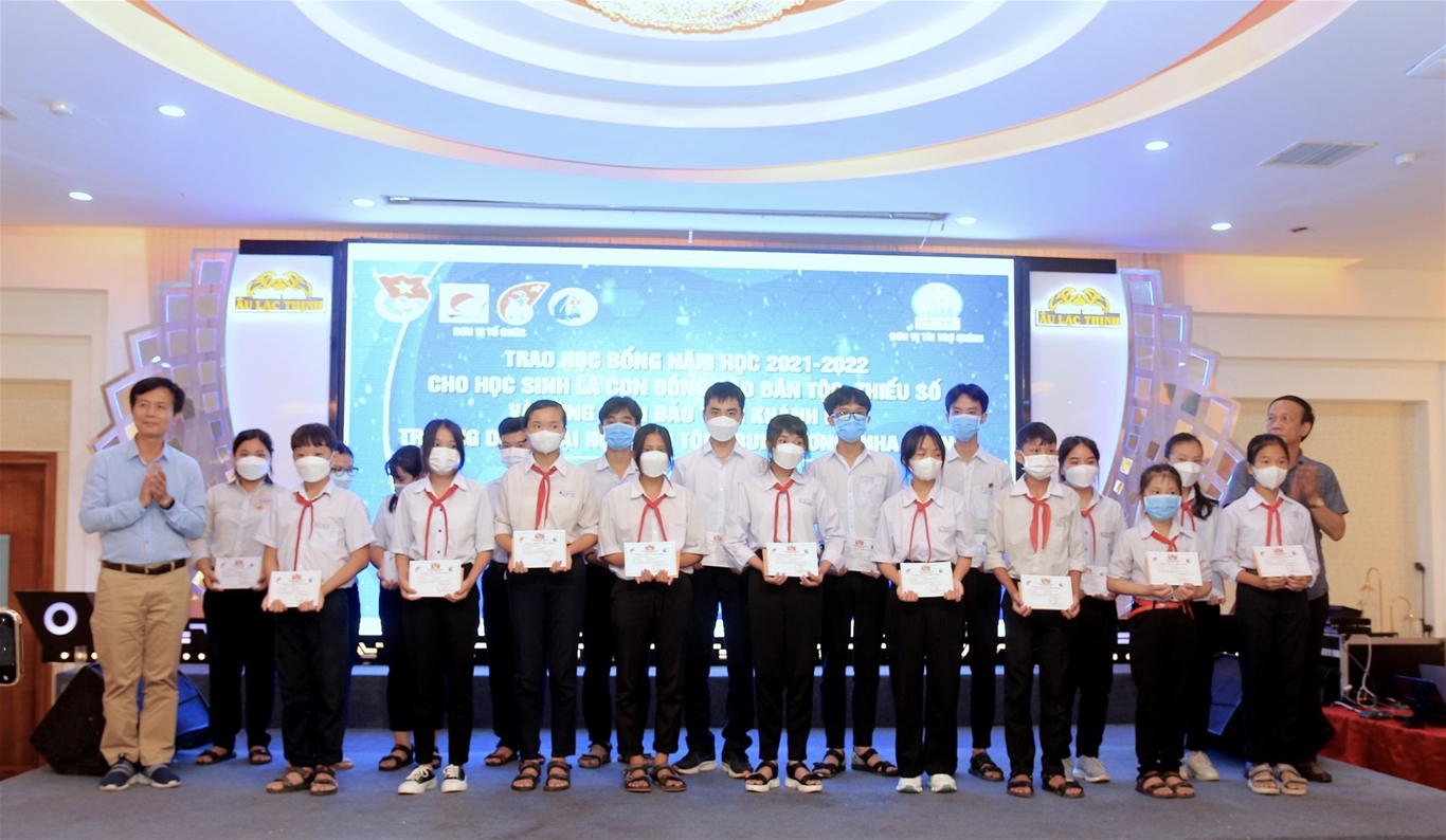 Đại diện Quỹ trao học bổng CLB "Vì Hoàng Sa - Trường Sa thân yêu" cho các em học sinh con ngư dân tại các huyện ven biển