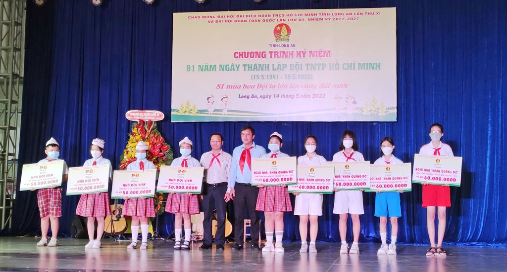 Trao bảng tượng trưng Công trình Măng non Ngôi nhà "Khăn Quàng Đỏ” và Công trình Vì đàn em thân yêu “Nhà Đội Viên”