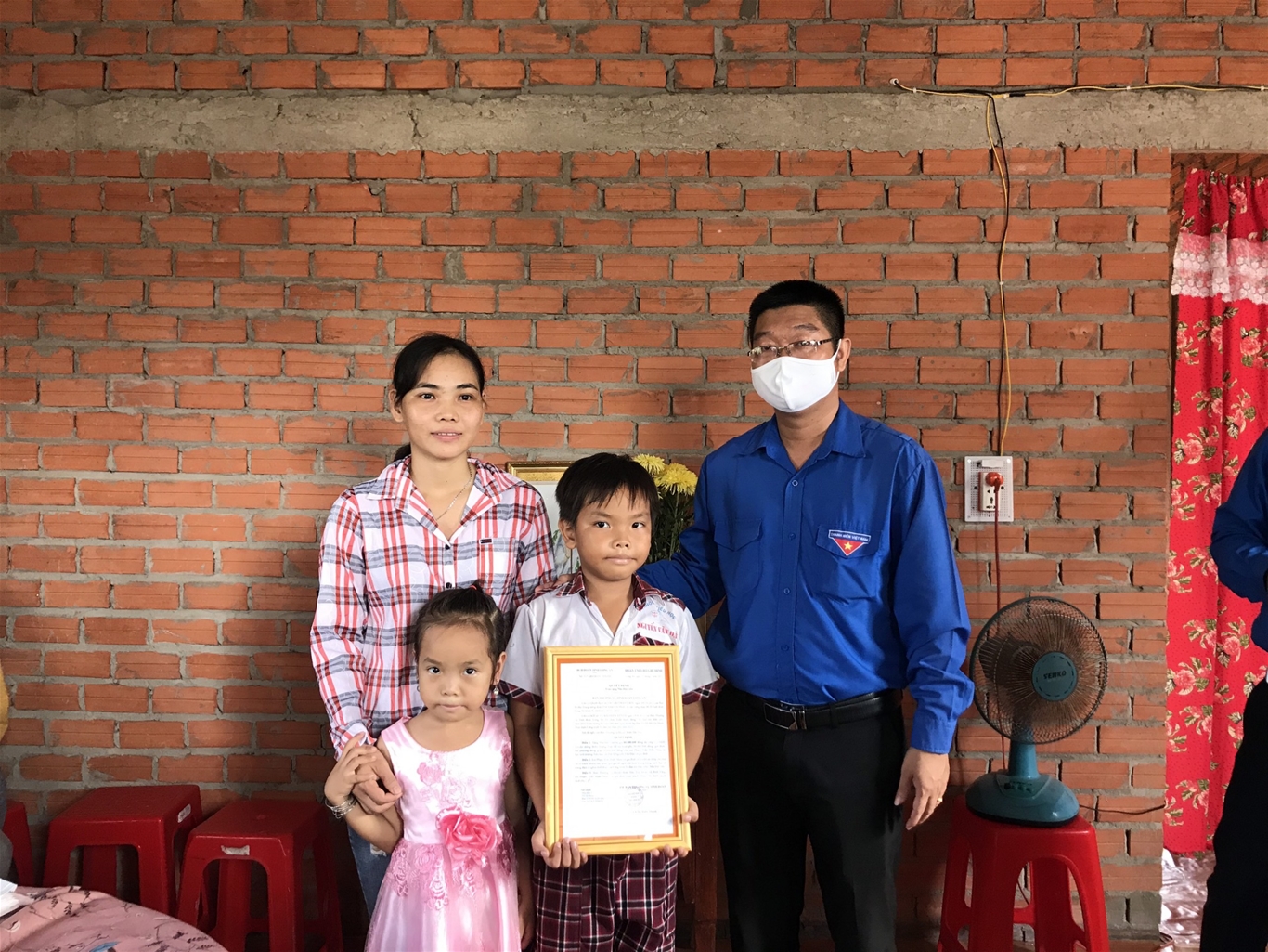 Đồng chí Võ Trần Tuấn Thanh - TUV, Bí thư Tỉnh đoàn Long An trao quyết định tặng nhà cho đội viên
