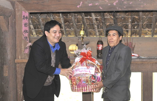Đ/c Nguyễn Đắc Vinh trao quà tết cho ông Hà Phúc Dân, thuộc hộ gia đình chính sách huyện Chiêm Hóa, tỉnh Tuyên Quang