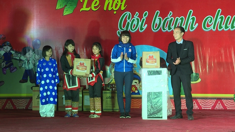 495 phần quà và 30 suất học bổng được trao cho học sinh xã Đồng Văn