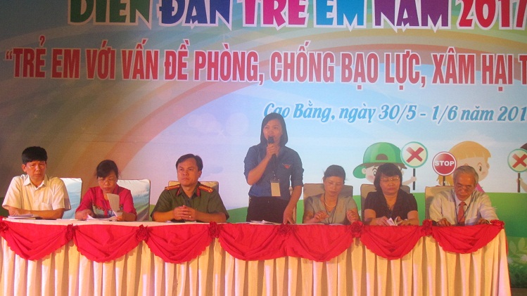Đ/c Hoàng Hồng Diệu - Phó Bí thư Thường trực Tỉnh Đoàn và lãnh đạo các sở, ban, ngành trao đổi đối thoại trực tiếp với các em tại Diễn đàn
