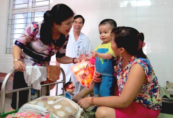 Đ/c Nguyễn Thị Thu Hà, Ủy viên BCH Trung ương đoàn, Bí thư Tỉnh đoàn trao các suất quà Trung thu cho các bệnh nhi nghèo