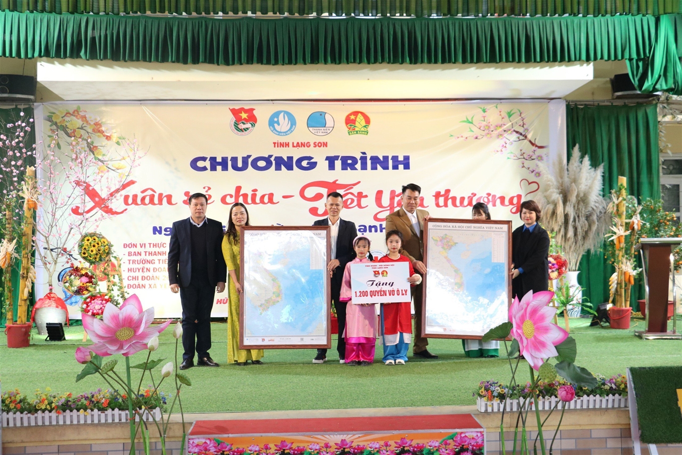 Trao tặng Bản đồ Việt Nam BGH nhà trường và Liên đội