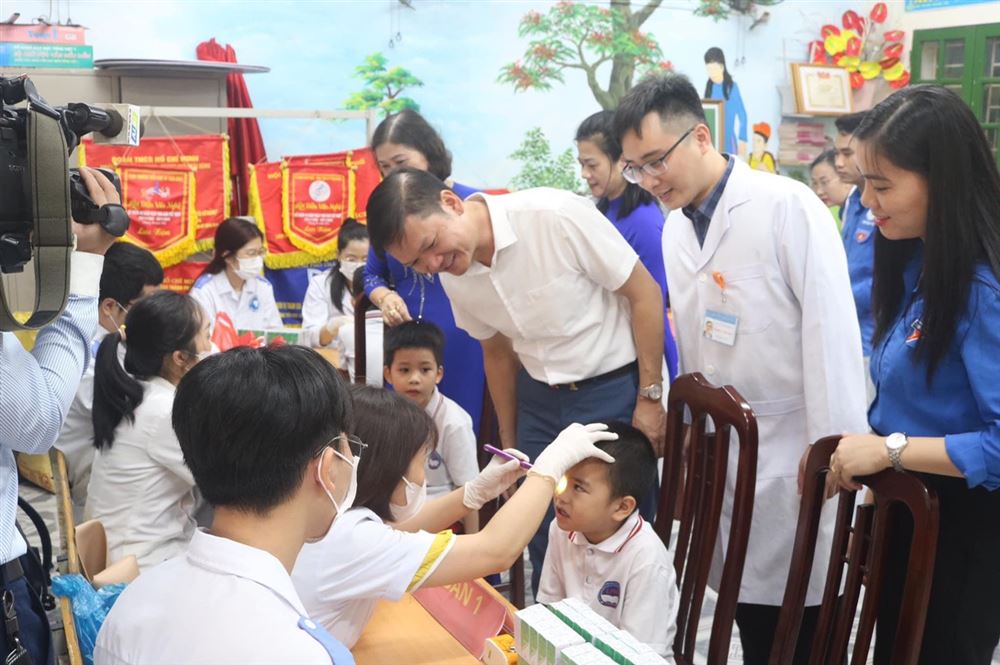 Thái Bình: Khám sàng lọc và điều trị viêm kết mạc cho học sinh tại trường Tiểu học Lê Hồng Phong, thành phố Thái Bình