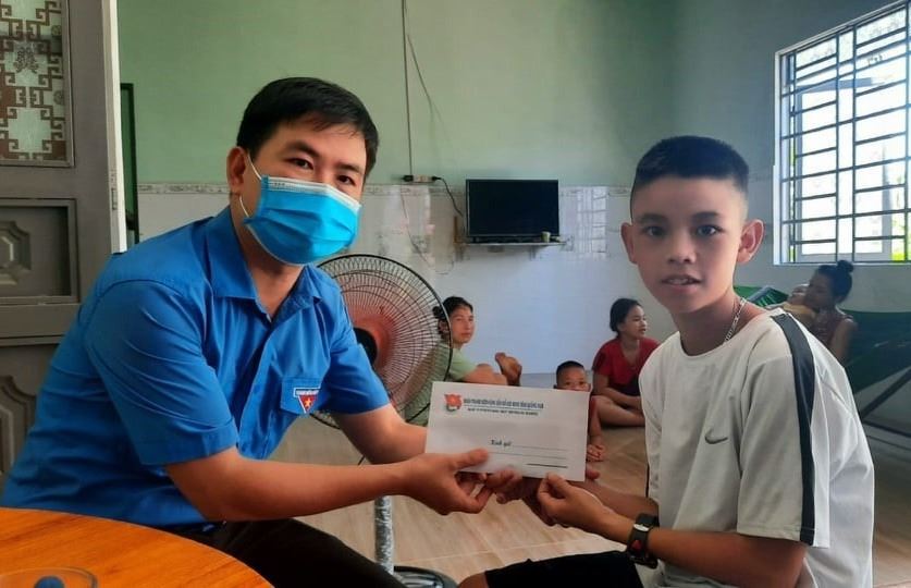 Hội đồng Đội tỉnh Quảng Nam trao 210 suất học bổng cho học sinh mồ côi từ chương trình Bạn không đơn độc
