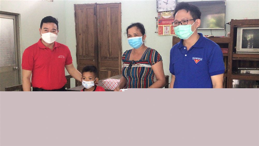Tỉnh đoàn Trà Vinh thăm, tặng quà cho trẻ em mồ côi do dịch bệnh Covid-19