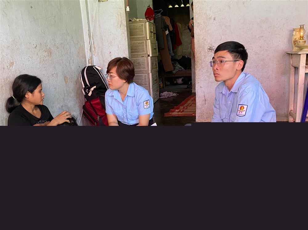 Thăm hỏi, trao quà động viên gia đình 3 thiếu nhi bị đuối nước