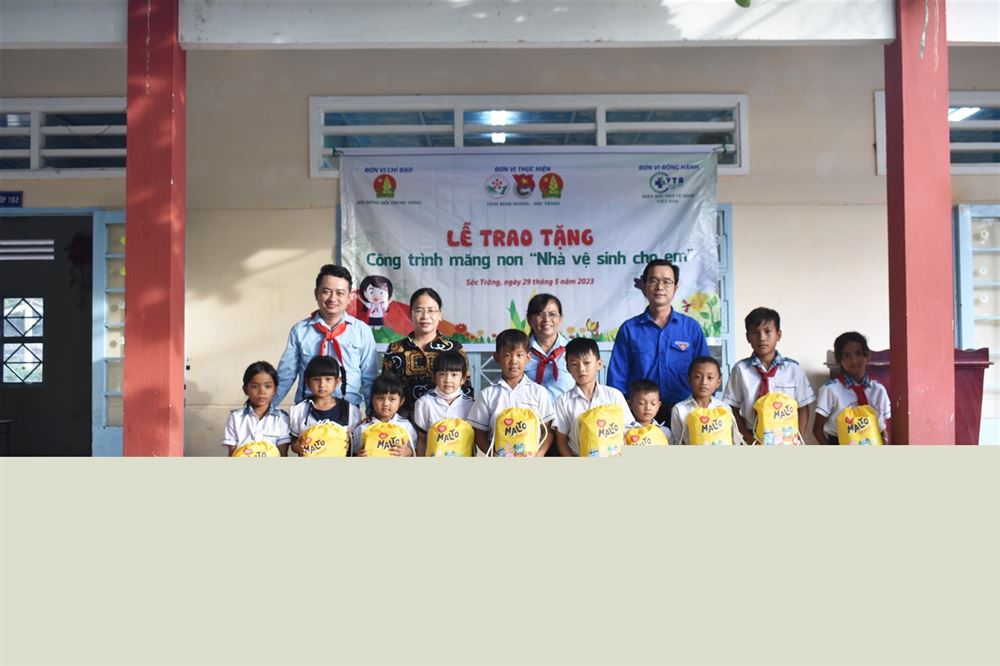 Sóc Trăng trao tặng công trình măng non “Nhà vệ sinh cho em” tại xã Liêu Tú, huyện Trần Đề