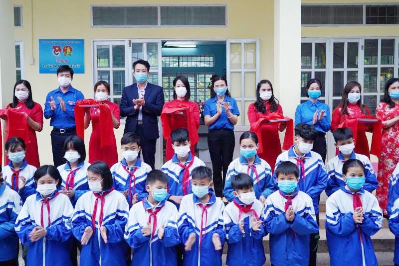 Trao tặng thư viện sách thiếu nhi tại trường THCS Đức Long, huyện Hòa An, tỉnh Cao Bằng