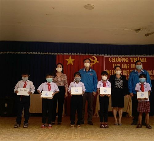 Lâm Đồng: Trao tặng thiết bị học trực tuyến cho học sinh khó khăn