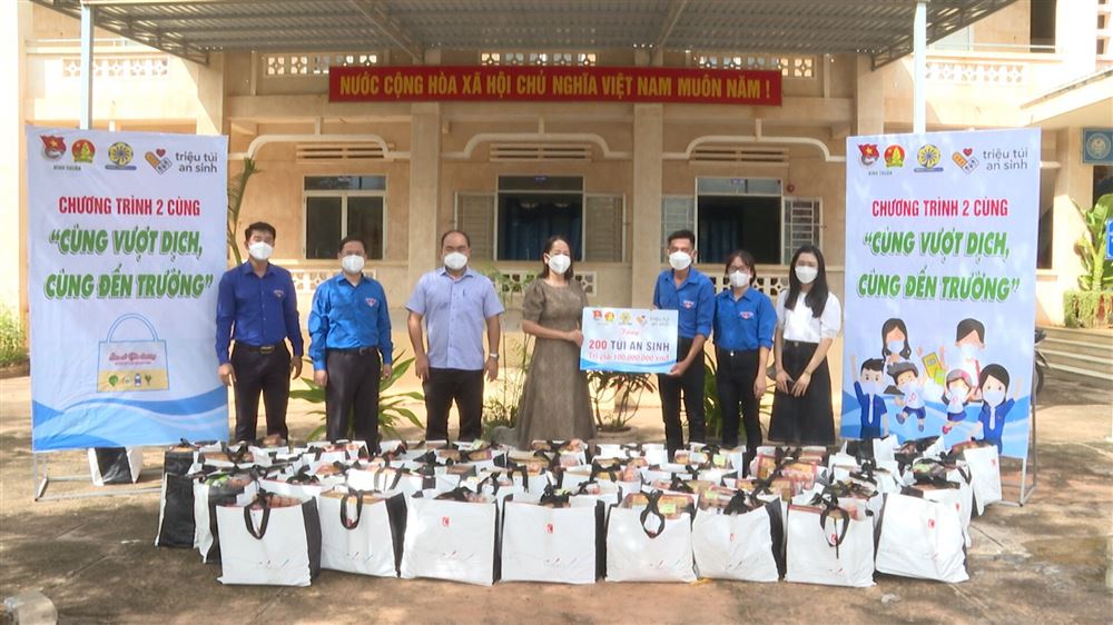 Bình Thuận tổ chức Chương trình 02 Cùng “Cùng vượt dịch - Cùng đến trường”